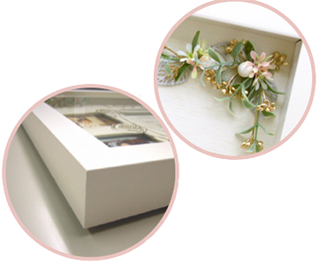 ありがとうフラワーボード〔ローズ）お仕立て券|清楚な花飾りと、厚み3cmの立体感のある白い額縁のガラスケース|結婚式演出の手作りアイテム専門店B.G.